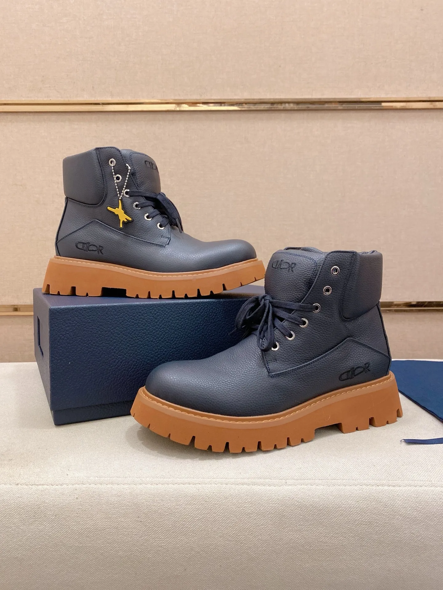 Factory price: 580💰 [Dior·Dior] New casual high-top men's shoes, new spring and summer design, perfect workmanship, lace-up lazy style to create wardrobe quality, upper: imported first-layer cowhide, high-grade sheepskin lining soft and comfortable, ultra-light TPU wear-resistant outsole, simple, versatile fashion men's shoes, excellent color code number 38-44. Customized at 45.46